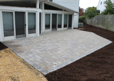 concrete-paver-patios-brussel-unilock-sandstone-border-1