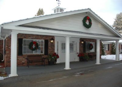 exterior-holiday-wreaths